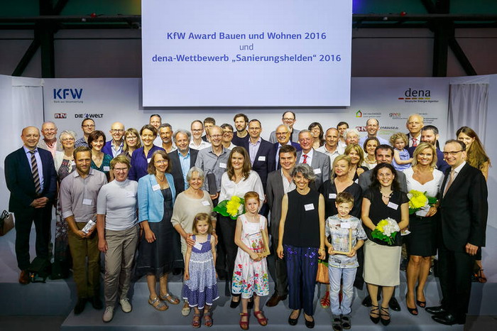 Die Gewinner des dena-Wettbewerbes "Sanierungshelden" und des KfW Awards Bauen und Wohnen 2016 wurden ausgezeichnet. (Quelle: dena/Rosenthal)