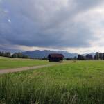 Oben noch Schnee, unten Frühsommer - Natur und Kunst im Tölzer Land