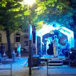 Eine Straße geht ins Konzert