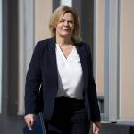Austausch zwischen Innen- und Sportpolitik sowie Fußballverbänden zur Stadionsicherheit